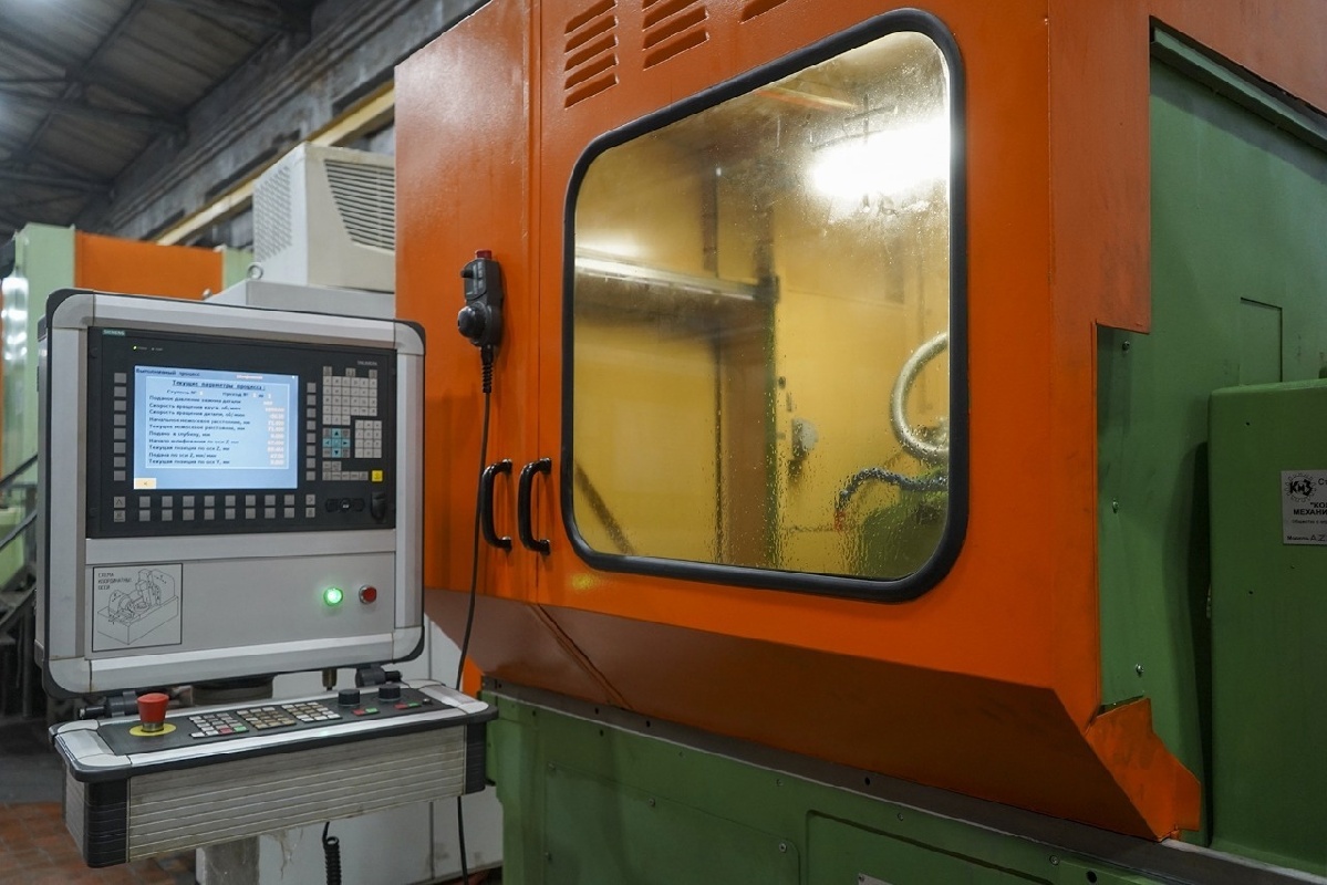 На Коломенском заводе на 3-м участке механического цеха №63 введён в эксплуатацию новый зубошлифовальный станок.