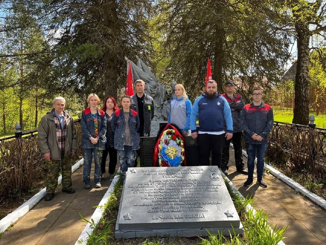 Сотрудники Коломенского завода посетили братскую могилу, где захоронены бойцы 52-го Коломенского истребительного батальона НКВД и провели необходимые работы по благоустройству.